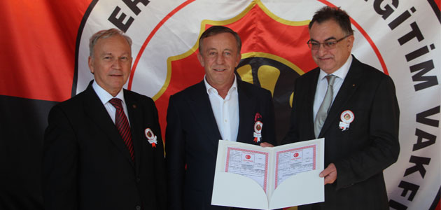 Ali Ağaoğlu’na Kabataş Lisesi Eğitim Vakfı’ndan Anlamlı Hediye