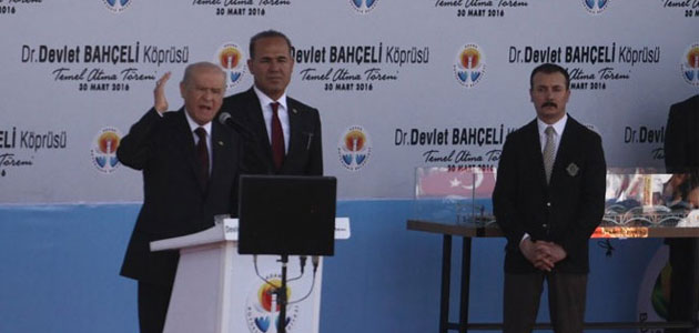  Devlet Bahçeli, Adana'da kendi adına yaptırılacak Türkiye'nin en uzun 4'üncü köprüsünün temelini attı.