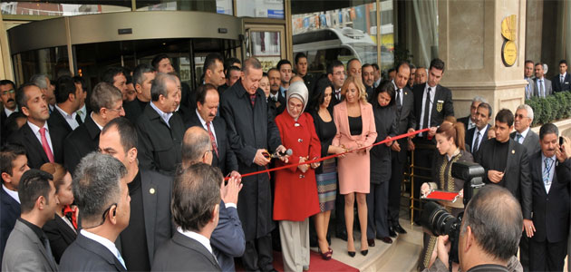 Van’ın ilk dünya zinciri üyesi oteli  Elite World Van, Başbakan Recep Tayyip Erdoğan tarafından resmen açıldı. 