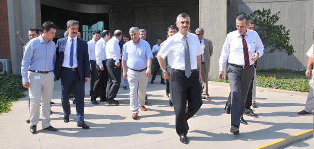 Manisa Valisi Erdoğan Bektaş, Seramiksan fabrikalarında incelemelerde bulundu.