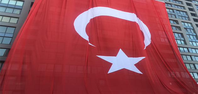 2400 Metrelik Türk Bayrağı İncek Loft'ta Dalgalanıyor