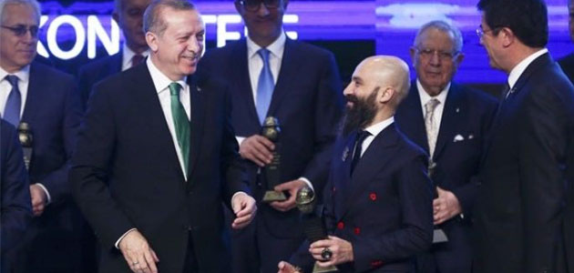 Esta Ödülünü Cumhurbaşkanı Erdoğan’ın Elinden Aldı