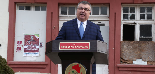 Kırklareli Belediye Başkanı Mehmet Siyam Kesimoğlu, TCDD tarafından kiralamaya çıkarılan gar binası ve çevresi ile alakalı bir basın açıklaması yaptı.