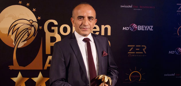 Oktay Öz Altın Palmiye Ödülleri'nde Teşekkür Plaketini Aldı