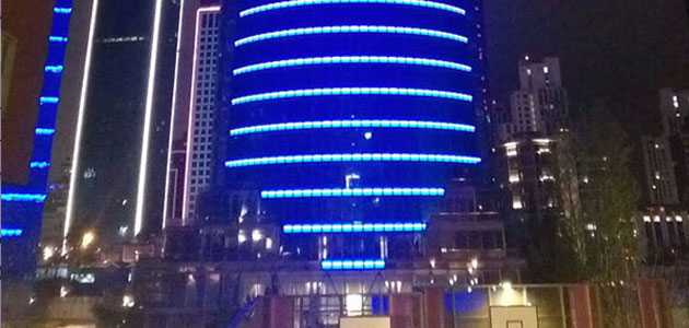 Spine Tower Yeni Yılı Mavi Kostümüyle Işıl Işıl Karşılıyor