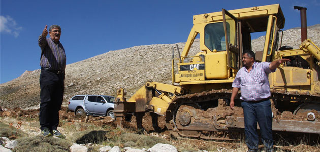 Türel bunu da yaptı Büyükşehir Tek Bir Çadır İçin Yol Yapıyor