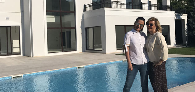 Demet Akalın’ın villasına birinci yıl kutlaması! 