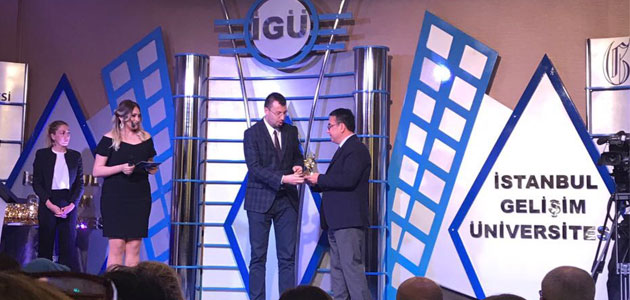 İstanbul Gelişim Üniversitesi öğrencilerinden Özyurtlar Holding'e ödül geldi